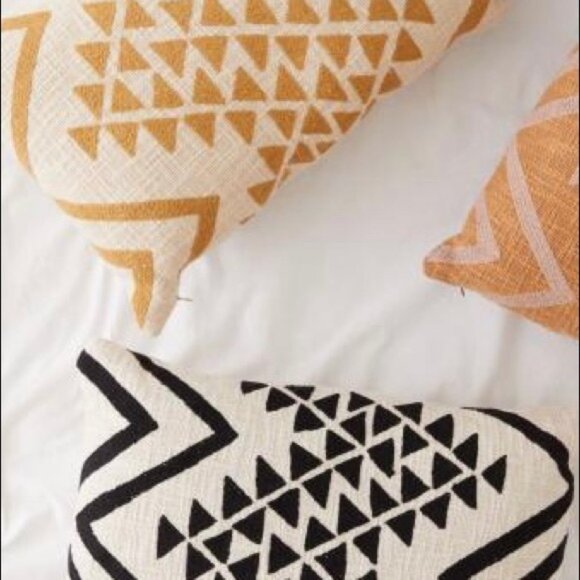 💛🖤 UO Throw Pillow Cover - Picture 1 of 5